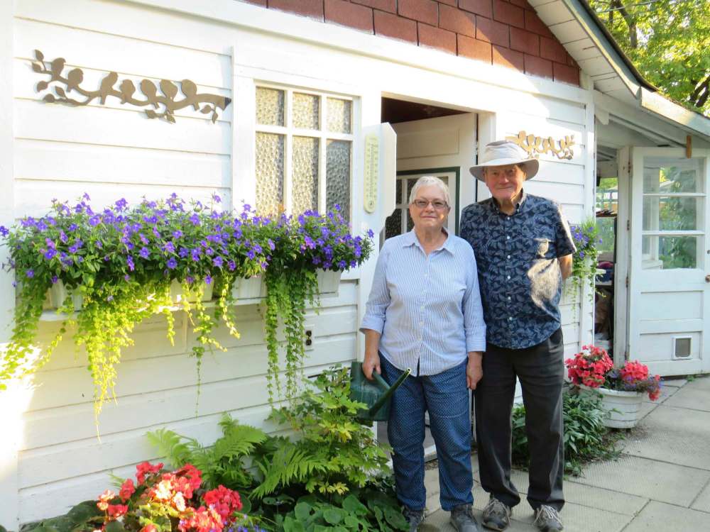 Colleen Zacharias / Winnipeg Free Press
Lenore and Bill Linton are finding even greater satisfaction in growing their own fruits and vegetables during a pandemic. ‘We’ve kept safe since COVID began and we want to keep that way,’ Lenore says.