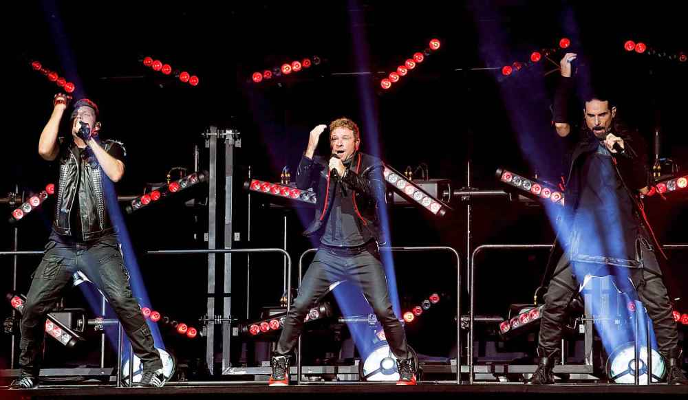 JOHN WOODS / WINNIPEG FREE PRESS
Back Street Boys perform in Winnipeg Monday.