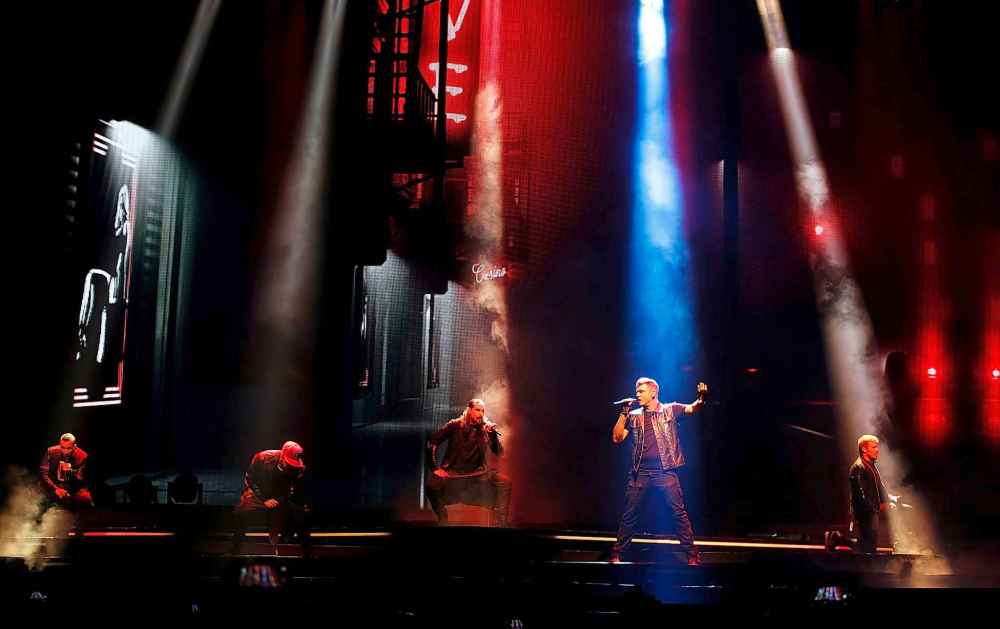 JOHN WOODS / WINNIPEG FREE PRESS
Backstreet Boys perform in Winnipeg Monday.