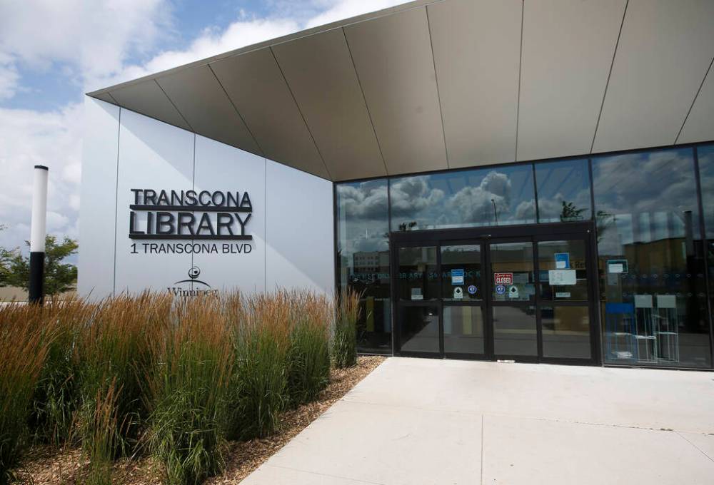 JOHN WOODS / WINNIPEG FREE PRESS FILES
Transcona Library in Winnipeg was previously open 24/7 to provide customer access to the interior book return and to the smart lockers for holds and pick-ups.