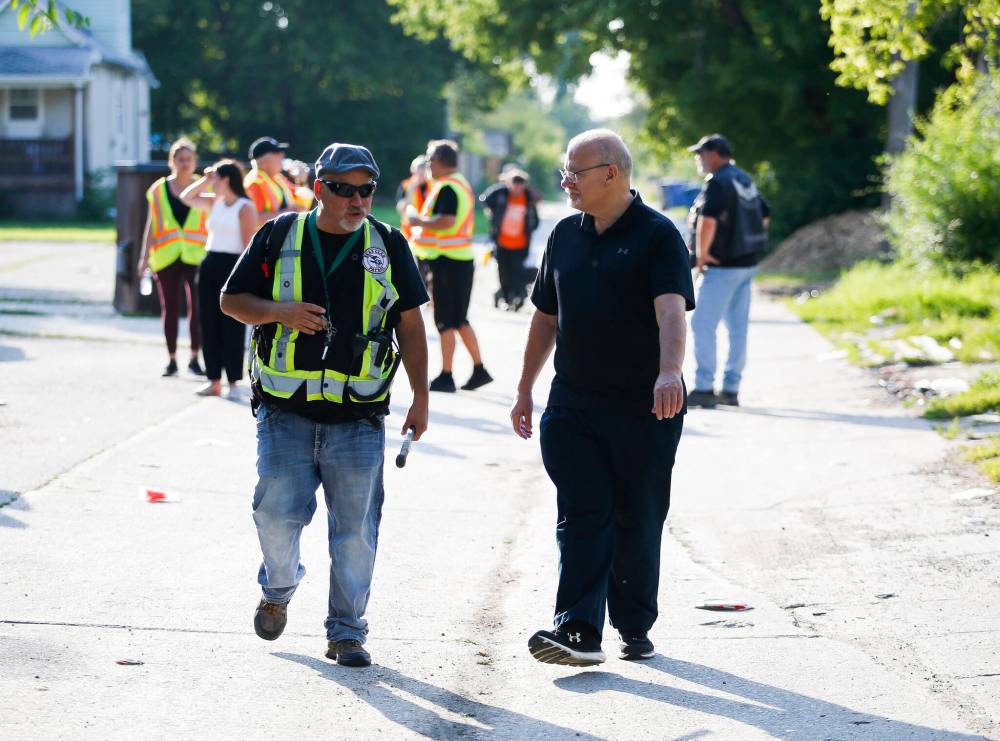 JOHN WOODS / WINNIPEG FREE PRESS
Justice minister Kelvin Goertzen (right) toured the community with Bear Clan executive director Kevin Walker and other volunteers on Tuesday after announcing $100,000 in annual funding for the organization.