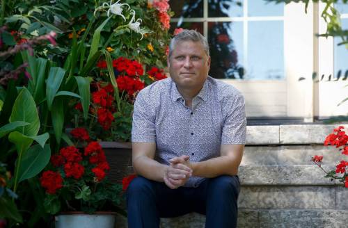 JOHN WOODS / WINNIPEG FREE PRESS
                                Dr Ken Hahlweg received a letter of recognition from premier Heather Stefanson for his role in helping nurse Candyce Szkwarek after she was stabbed at Seven Oaks Hospital in 2021.