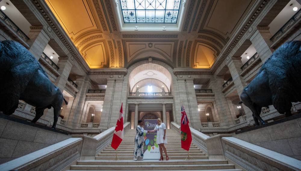 ETHAN CAIRNS / WINNIPEG FREE PRESS
Ministers Marci Ien and Rochelle Squires shake hands in the legislative building after the announcement for crisis hotline funding in Manitoba.