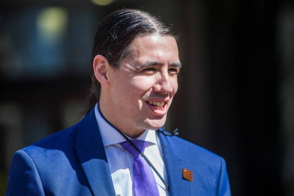 MIKAELA MACKENZIE / WINNIPEG FREE PRESS FILES
Mayoral candidate Robert Falcon-Ouellette is proposing to switch to an EPC that is elected by council, instead of appointed by the mayor, if he gets elected.