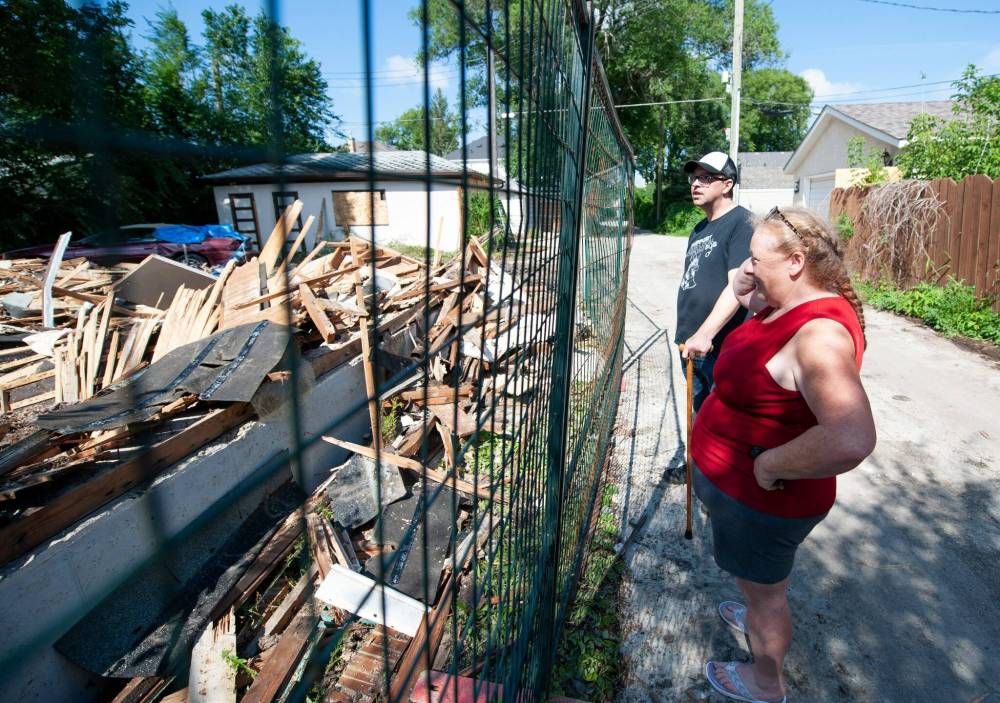 ETHAN CAIRNS / WINNIPEG FREE PRESS
Tracy Ball, left, and Aaron McDowell view the remains of 195 Matheson Avenue East after its demolition due to a fire friday morning.