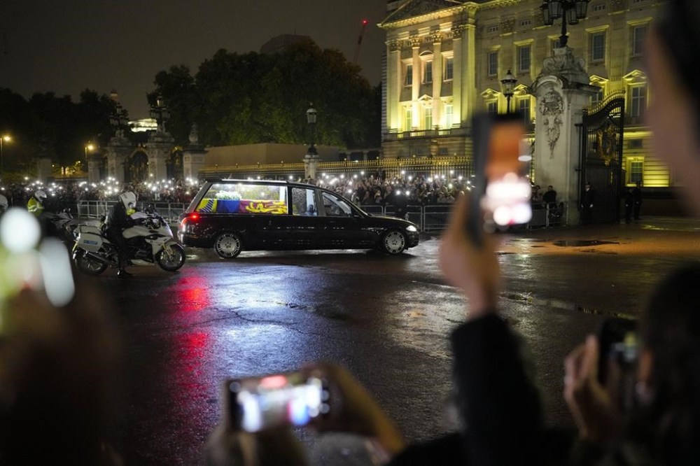 The hearse carrying Queen Elizabeth's coffin arrives at Buckingham Palace in London, Tuesday, Sept. 13, 2022. (AP Photo/Markus Schreiber)