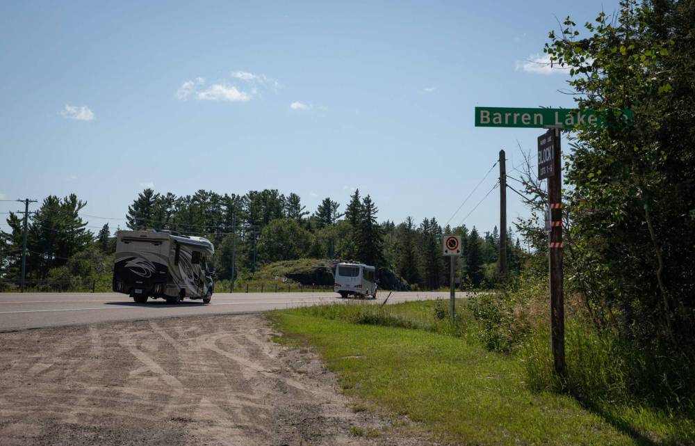 The Barren Lake and Trans-Canada Highway intersection near Ontario. (Jessica Lee / Winnipeg Free Press files)