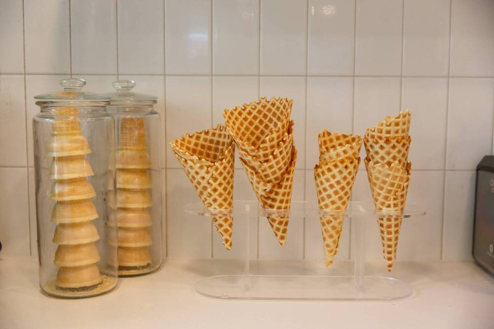 MIKE DEAL / WINNIPEG FREE PRESS
What’s your pleasure? Regular cones or waffle cones are available.