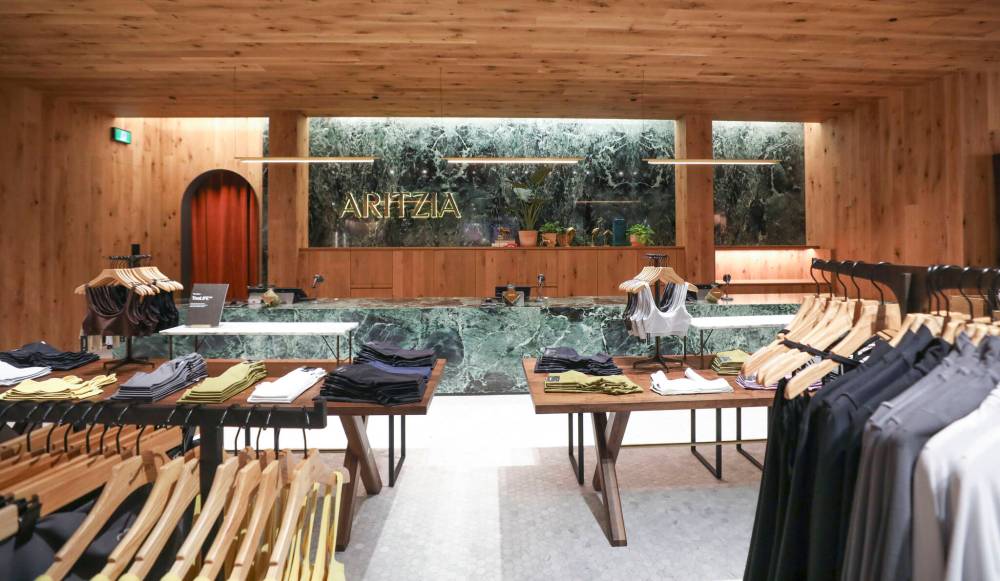 RUTH BONNEVILLE / WINNIPEG FREE PRESS
Aritzia’s new store on the first floor of CF Polo Park includes a coffee shop.