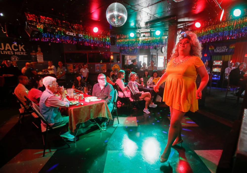JOHN WOODS / WINNIPEG FREE PRESS
Anita Stallion performs at a drag brunch fundraiser for mayoral candidate Glen Murray at Club 200.
