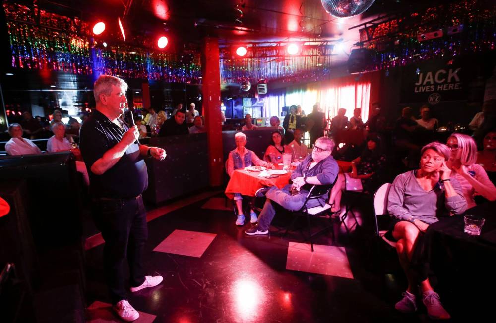 JOHN WOODS / WINNIPEG FREE PRESS
“I think this is important … It’s a chance for people to get together and talk with an elected official,” mayoral candidate Glen Murray said.