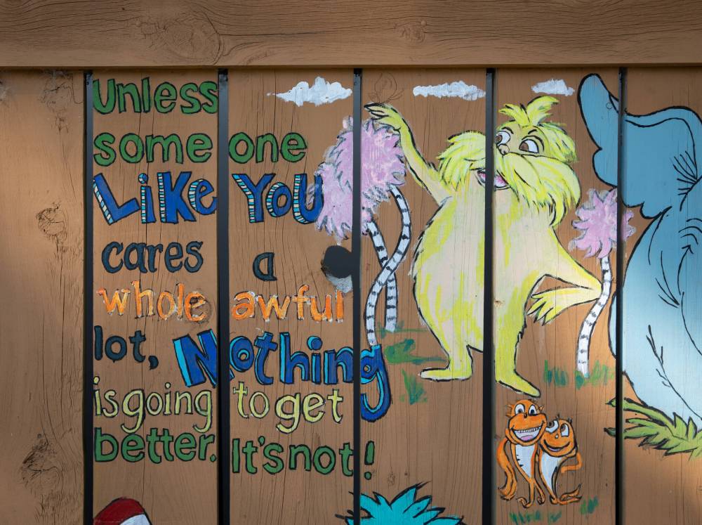 JESSICA LEE / WINNIPEG FREE PRESS
Doyle’s colourful fence is covered in characters, including from Dr. Seuss.