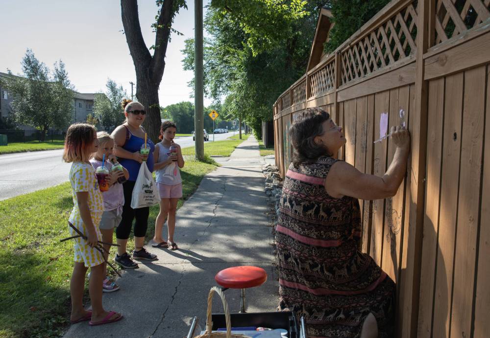 JESSICA LEE / WINNIPEG FREE PRESS
From left: Lizzie, 8, Michelle, 8, Sarah and Tori, 10, members of the tight-knit community, watch Doyle work.
