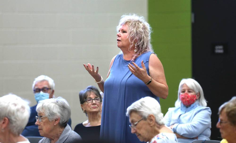 RUTH BONNEVILLE / WINNIPEG FREE PRESS
Kildonan area resident, Barbara Dixon, asks candidates for mayor questions at forum held at Good Neighbours Active Living Centre Wednesday.
RUTH BONNEVILLE / WINNIPEG FREE PRESS Local - mayoral forum Kildonan area resident, Barbara Dixon, asks candidates for mayor questions at forum held at Good Neighbours Active Living Centre Wednesday. Good Neighbours Active Living Centre hosts mayoral forum with 10 candidates discussing their platforms and taking questions from residents Wednesday. See Katie’s story. Sept 7th, 2022