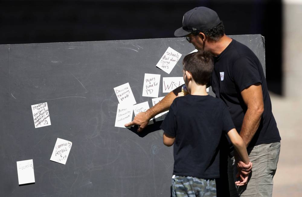 JOHN WOODS / WINNIPEG FREE PRESS
Event attendees look at a “Wishing Wall” during the People For Public Education picnic.