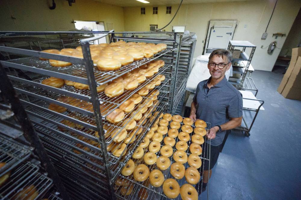 MIKE DEAL / WINNIPEG FREE PRESS
Meier waits with a batch of doughnuts that will be boxed and then shipped off to various grocery stores in the city.