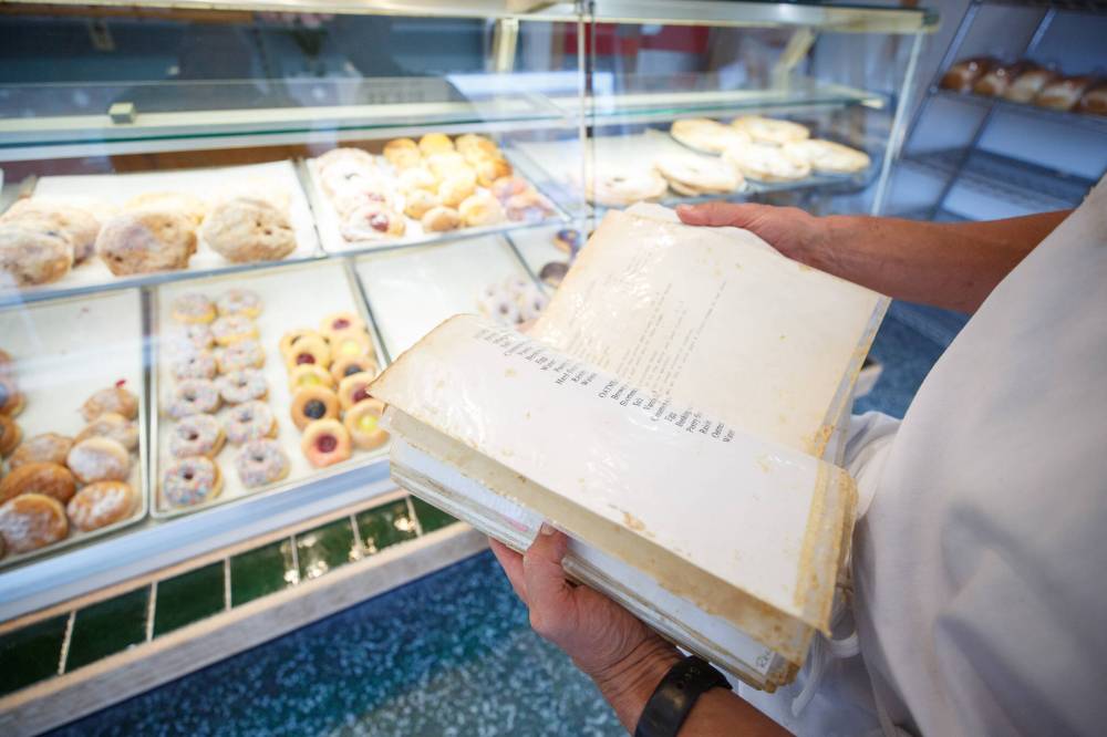 MIKE DEAL / WINNIPEG FREE PRESS
Meier leafs through his dad’s old recipe book.