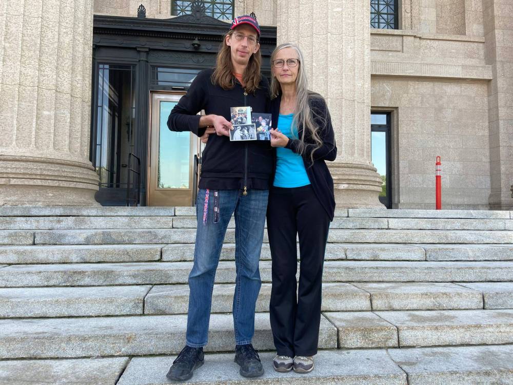 MALAK ABAS / WINNIPEG FREE PRESS
Dawn White and her son Jason Ostapyk were moved to tears at the book of condolences for the Queen.