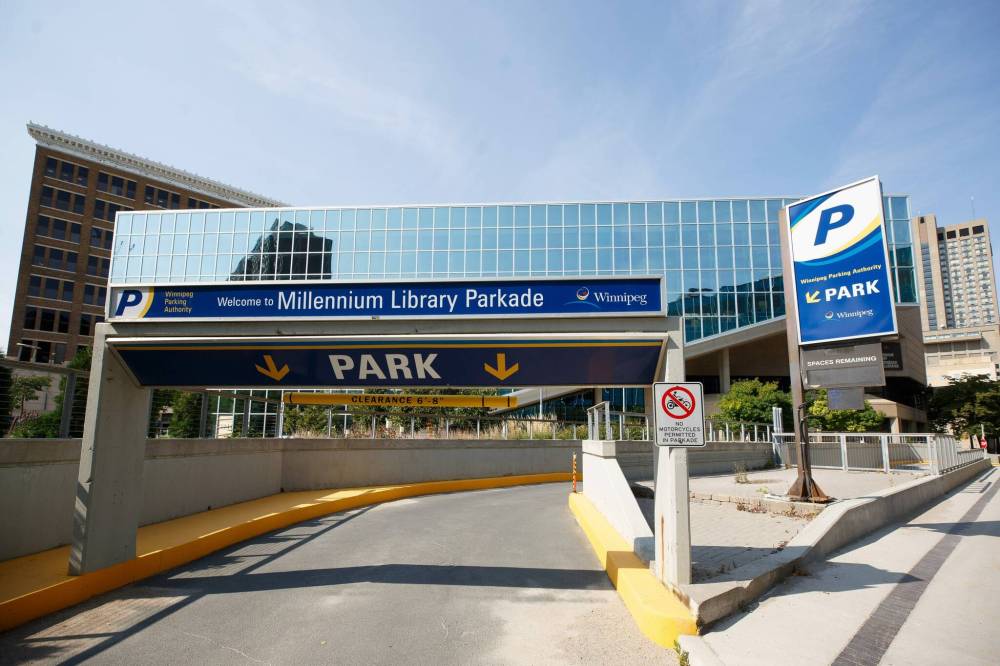 MIKE DEAL / WINNIPEG FREE PRESS
The Smith Street entrance to the Millennium Library Parkade. City council will consider a call to devote the bottom floor of the Millennium Library Parkade to personal vehicles of police officers and civilian staff who work at WPS headquarters at 245 Smith St.