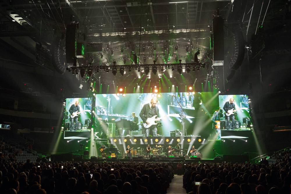 DAVID LIPNOWSKI / WINNIPEG FREE PRESS
The concert was as much a feast for the eyes as it was for the ears.