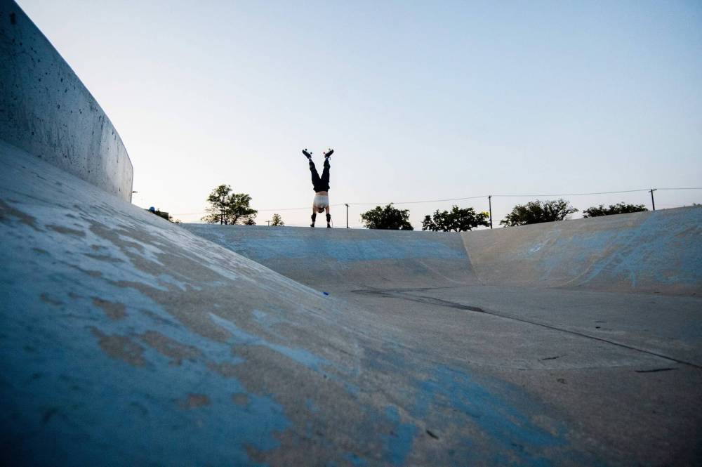 Maeve Smith Ho-Ho’s into the Sargent Park Skatepark during a Peg City Rollers meetup. (Mike Sudoma / Winnipeg Free Press )