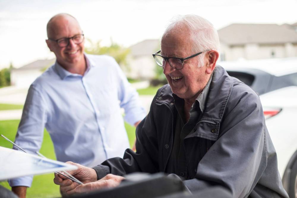 MIKAELA MACKENZIE / WINNIPEG FREE PRESS
“I can’t vote for him, but I can help him with his signs,” said Gordon Alder, mayoral candidate Scott Gillingham’s 90-year-old grandfather.