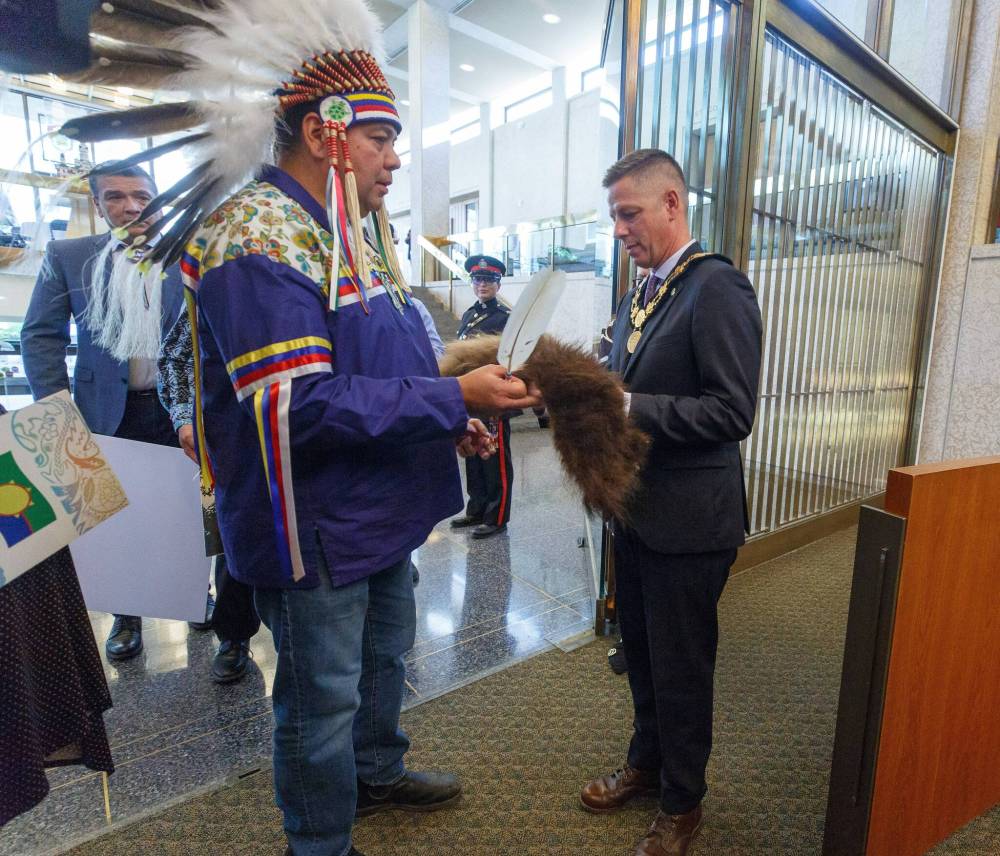 MIKE DEAL / WINNIPEG FREE PRESS
Chief Gordon Bluesky from Brokenhead Ojibway Nation presents a Buffalo pelt to Mayor Brian Bowman.