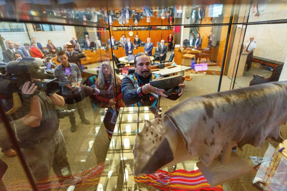 MIKE DEAL / WINNIPEG FREE PRESS
Cecil Sveinson, with the City of Winnipeg Indigenous Relations Division, puts a sealskin and traditional qulliq oil lamp used by the Inuit into the display case. These are among the symbolic items that have become permanent fixtures in Winnipeg’s city council chamber.