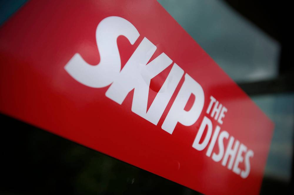 JOHN WOODS / WINNIPEG FREE PRESS FILES
Skip The Dishes, the food delivery service, is facing accusations it is trying to skirt labour laws by failing to provide employee benefits to couriers it considers “independent contractors” rather than employees.