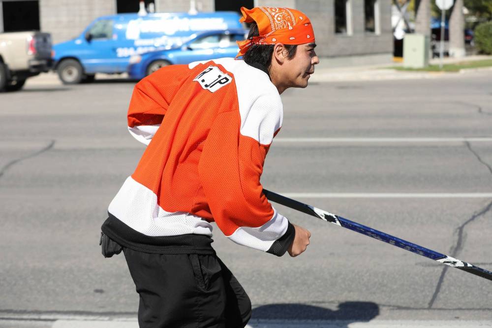 RUTH BONNEVILLE / WINNIPEG FREE PRESS
Alan Young roller blades along Portage Ave. wearing a orange jersey and carrying a hockey stick Thursday.