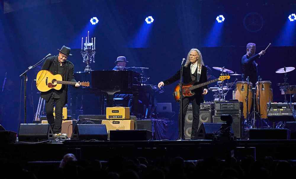 DAVID LIPNOWSKI / WINNIPEG FREE PRESS
Vince Gill (left) and Timothy B. Schmit.