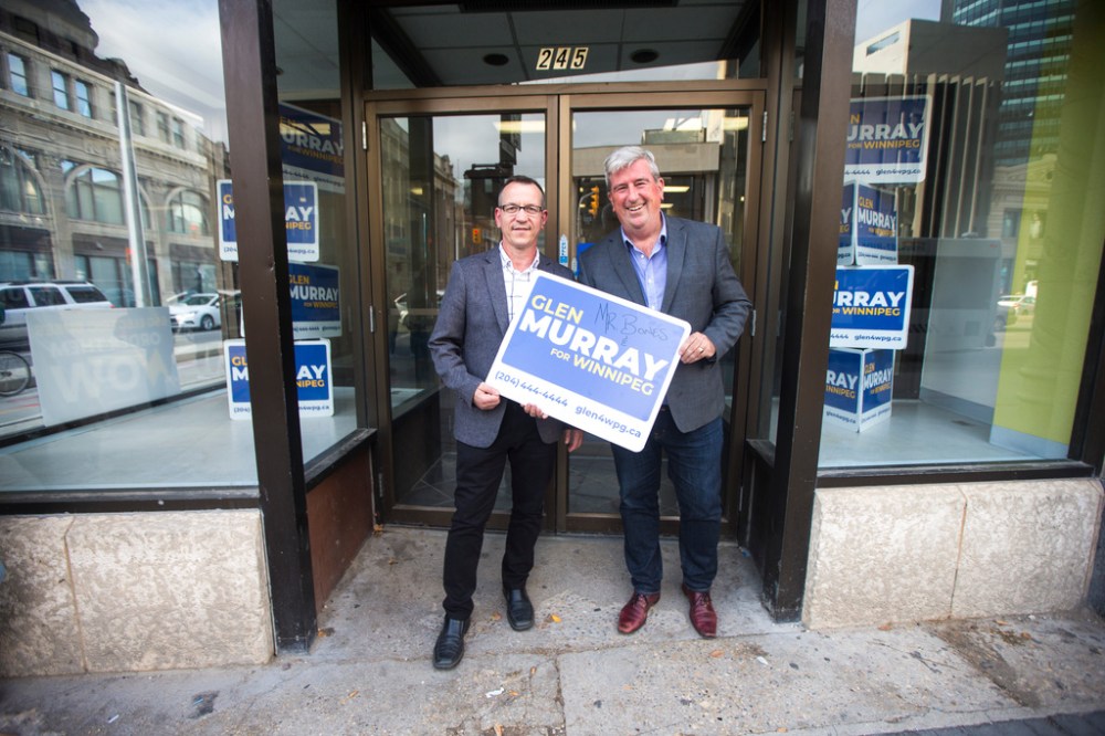 MIKAELA MACKENZIE / WINNIPEG FREE PRESS
Harold Brazil, founder of the former Mr Bones pizza franchise, and mayoral candidate Glen Murray.