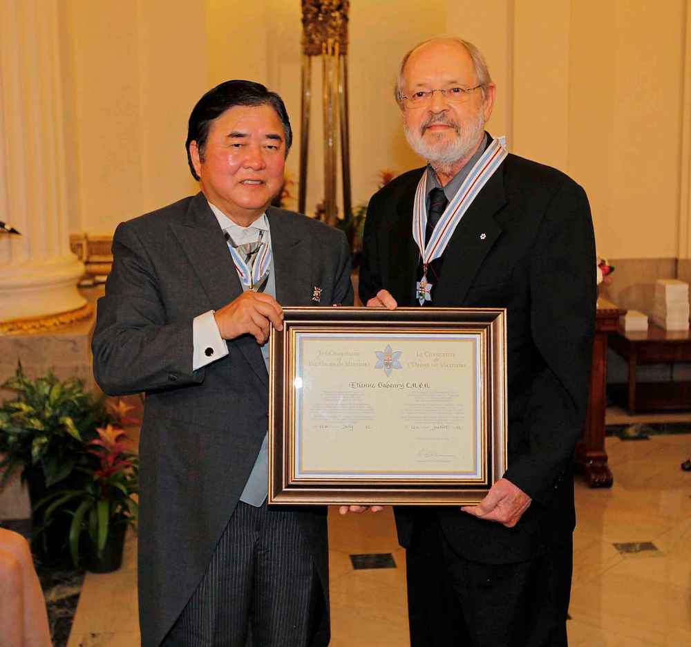 The Honourable Philip S. Lee, C.M., O.M., Manitoba's 24th Lieutenant Governor, awards Étienne Gaboury with the Order of Manitoba in 2012. (Boris Minkevich / Winnipeg Free Press files)