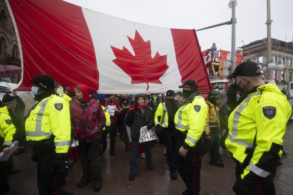 Police attempt to hand out notices on the 21st day of the