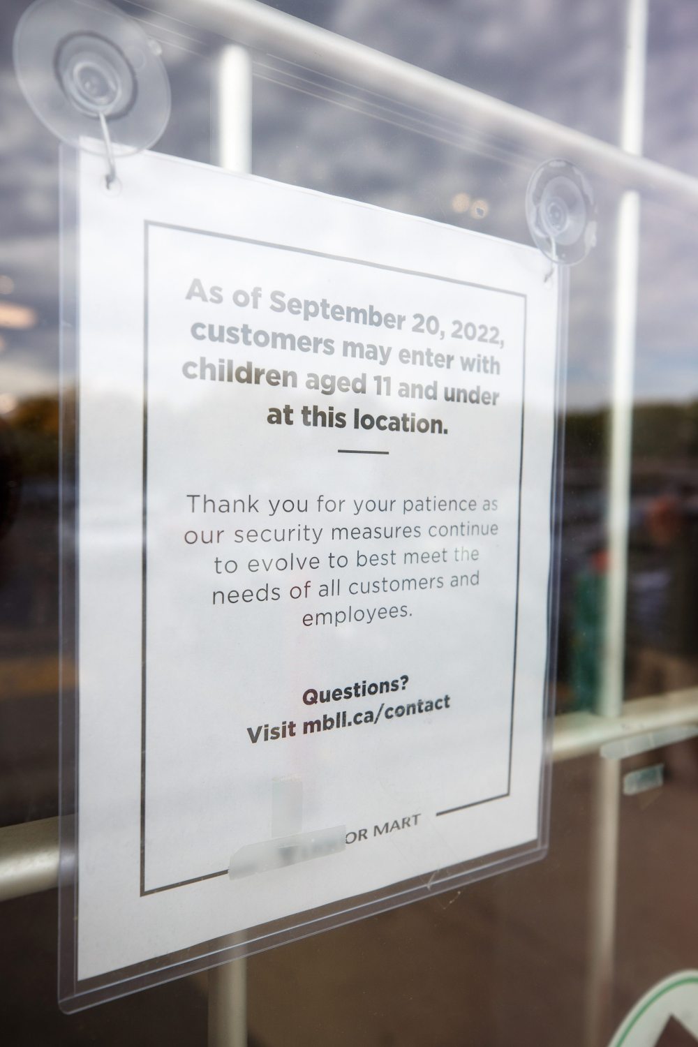 MIKE DEAL / WINNIPEG FREE PRESS
As of Sept. 20, adults — who continue to require photo ID to enter — are permitted to take children up to age 11 inside the stores.