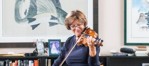 MIKAELA MACKENZIE / WINNIPEG FREE PRESS

Gwen Hoebig, a violinist who is celebrating her 35th season this year as WSO Concertmaster, poses for a portrait in her home in Winnipeg on Friday, Oct. 14, 2022. For Holly Harris story.
Winnipeg Free Press 2022.