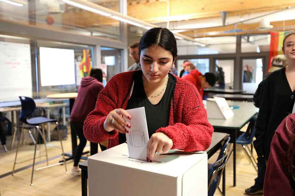 RUTH BONNEVILLE / WINNIPEG FREE PRESS
Mohini Machiraju, puts her ballot into election box during a mock election at the MET school campus.
