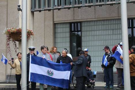 CANADIAN-SALVADORIANS OF WINNIPEG
Each September, Salvadorians raise their national flag at Winnipeg City Hall.