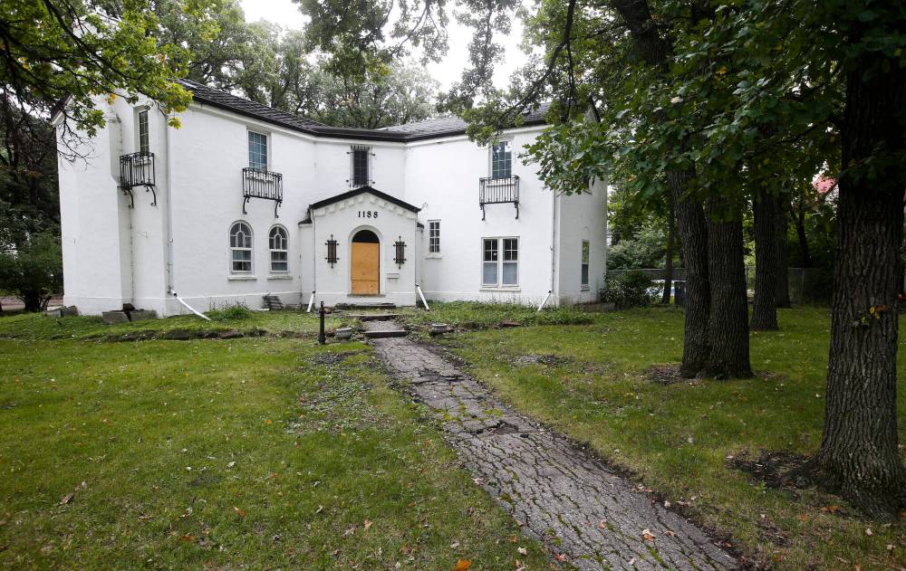 JOHN WOODS / WINNIPEG FREE PRESS
                                The two-storey home at 1188 Wellington Cres.