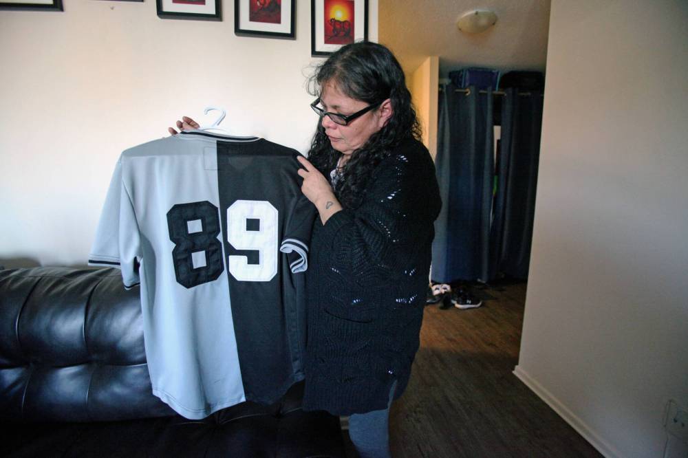 ERIK PINDERA / WINNIPEG FREE PRESS
Laureen Mowat holds a sports jersey with No. 89 on the back. Her son, Cyril Joseph (CJ) Mowat, was born in 1989.