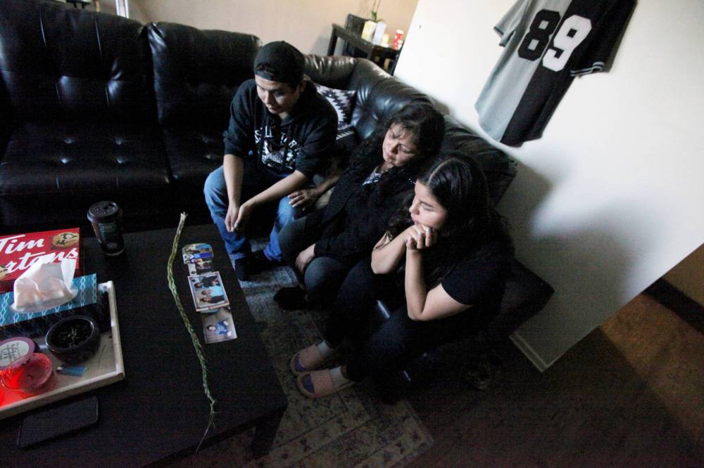 ERIK PINDERA/WINNIPEG FREE PRESS
Laureen and siblings John and Sarah Mowat. They family said he was a kind, humble and loving person, who taught himself to play guitar and was a dedicated, talented skateboarder.