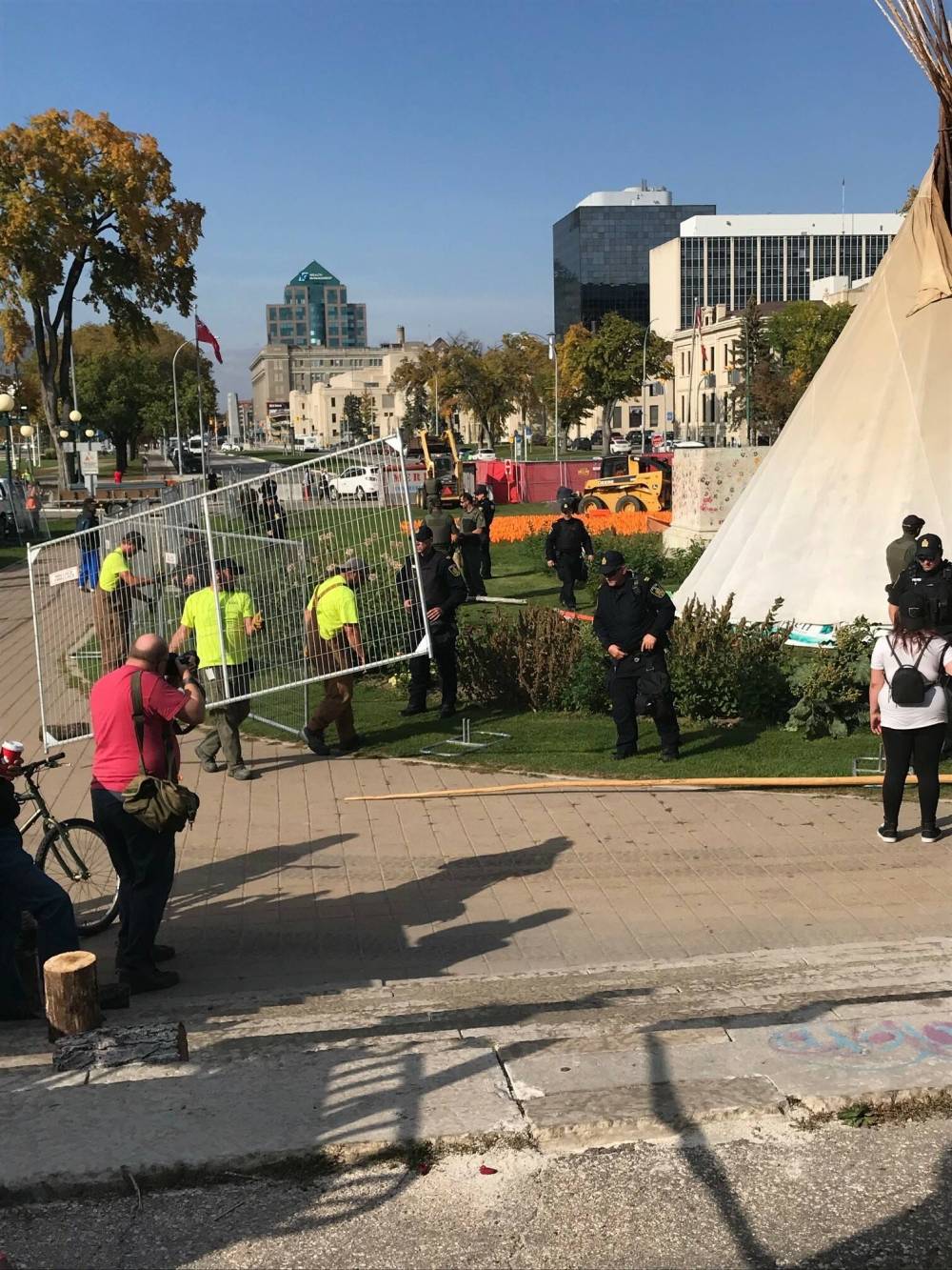 CAROL SANDERS / WINNIPEG FREE PRESS
Crews are setting up additional security fences.