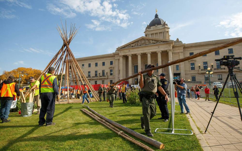 MIKE DEAL / WINNIPEG FREE PRESS FILES
Winnipeg police said they found a number of weapons, including three axes, a hammer, hatchet, body armour, a three-foot club, a spear and a machete.