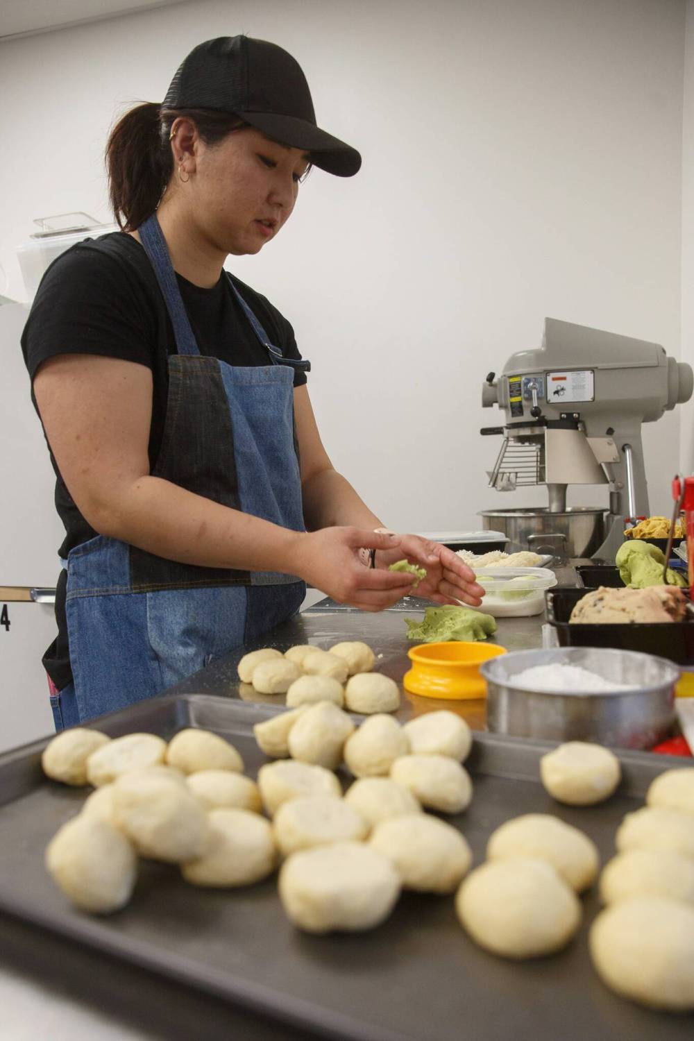 MIKE DEAL / WINNIPEG FREE PRESS
Katahira preparing a batch of her Japanese-style buns for the oven at Counter Space Community Kitchen on St. Anne’s Road.