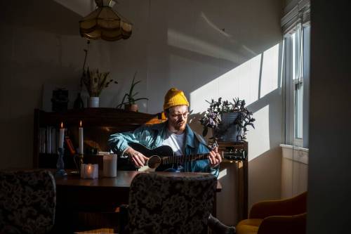 MIKAELA MACKENZIE / WINNIPEG FREE PRESS 
                                Dylan MacDonald has started writing happy, lighter songs, but says &lsquo;there&rsquo;s still some dark undertones.&rsquo;