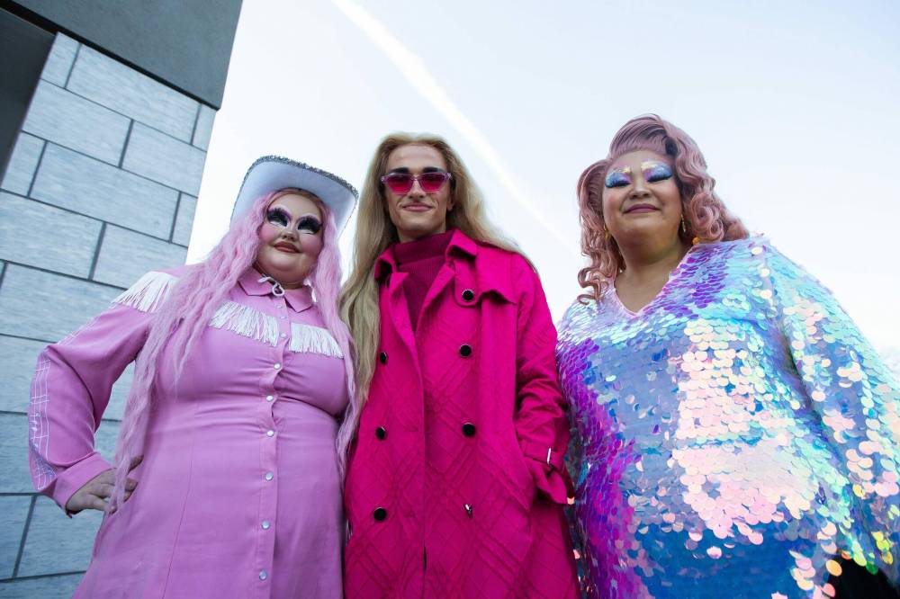 DANIEL CRUMP / WINNIPEG FREE PRESS
Drag queens, Rose Mortel, left, Glimmer and Mei Yosong pose for photos for the media following a drag queen story time event at Scout Coffee + Tea on Saturday.