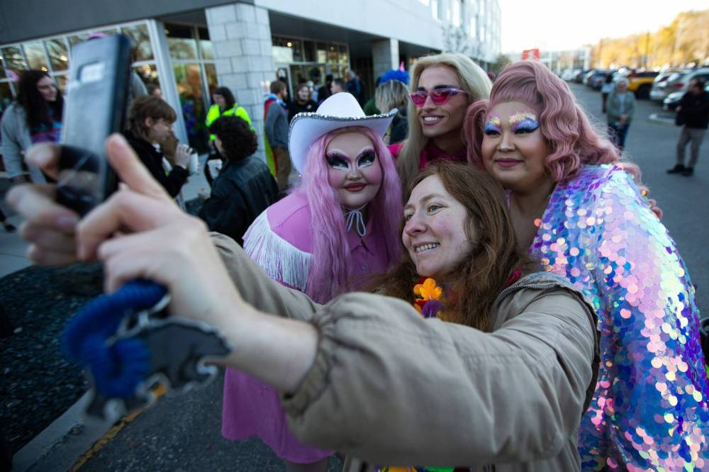 DANIEL CRUMP / WINNIPEG FREE PRESS
Ceara Desmond takes a selfie with Mortel (from left), Glimmer and Yosong after the event concluded.