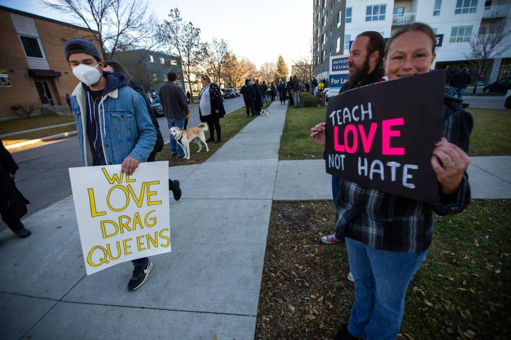 DANIEL CRUMP / WINNIPEG FREE PRESS
Supporters hold signs and cheer for the kids attending the event.