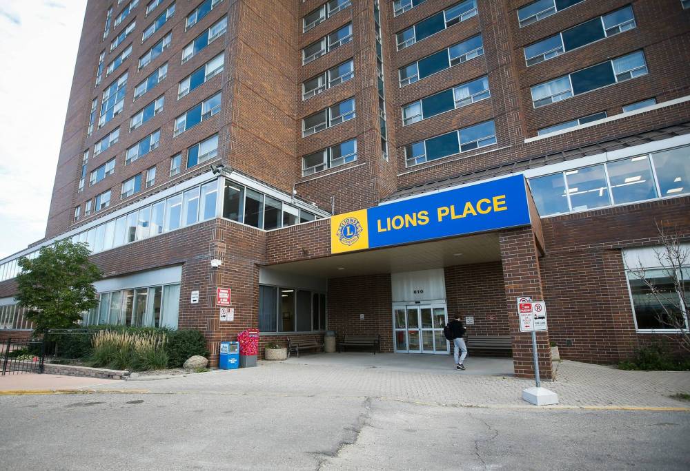 JOHN WOODS / WINNIPEG FREE PRESS FILES
The NDP and Liberals called on the Progressive Conservative government to stop the sale of Lions Place downtown after the deadline for bids closed Oct. 1.