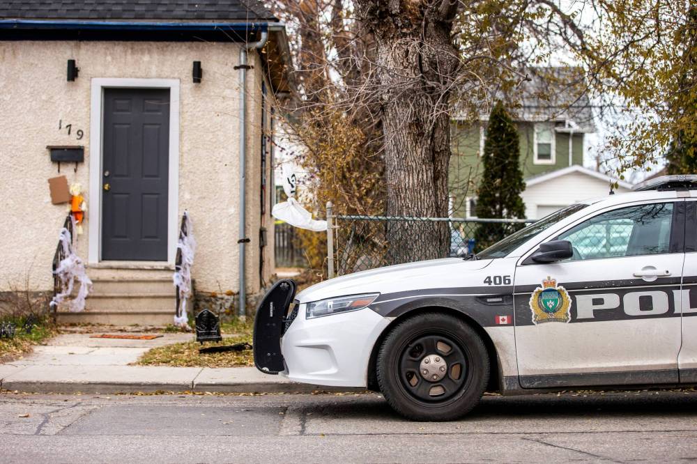 Police investigate the scene of the city's latest homicide on the 100 block of Johnson Avenue West on Monday. (Mikaela MacKenzie / Winnipeg Free Press)